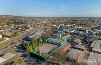 Warehouse with large yard close to CBD