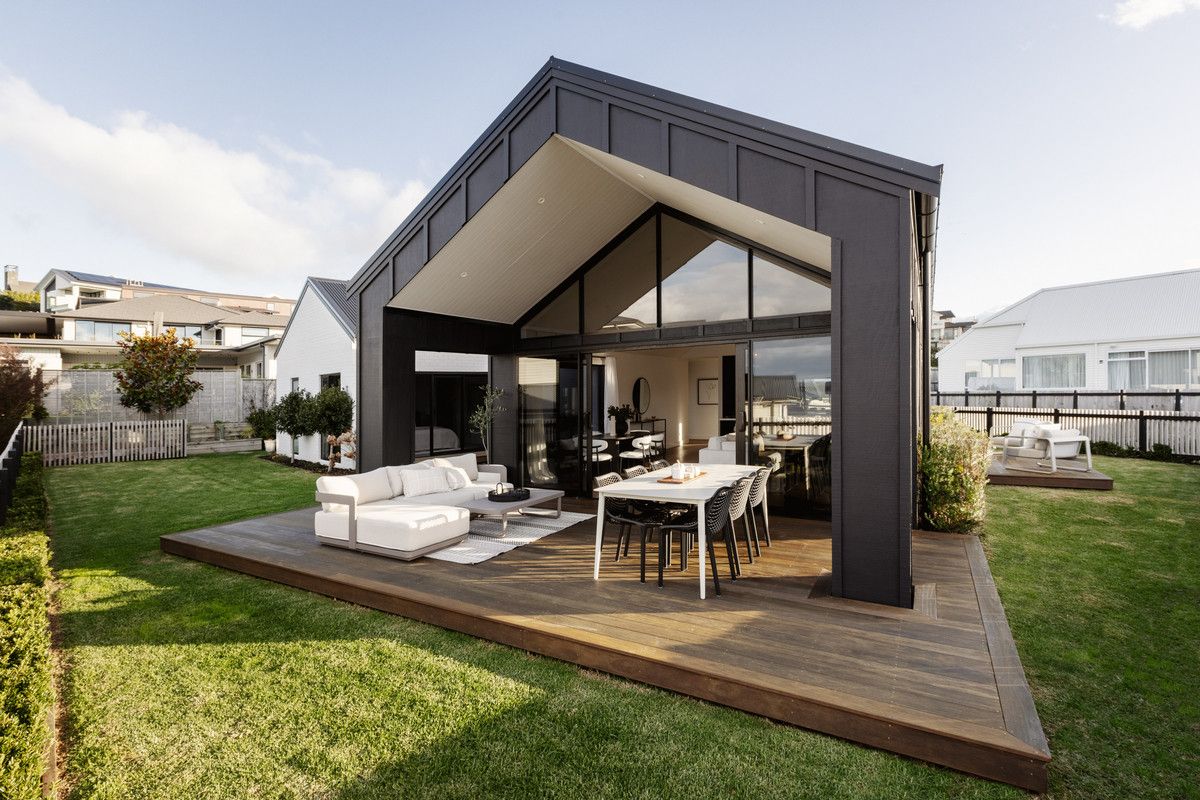 Modern Architectural Residence with Panoramic Views - Aanzicht 2