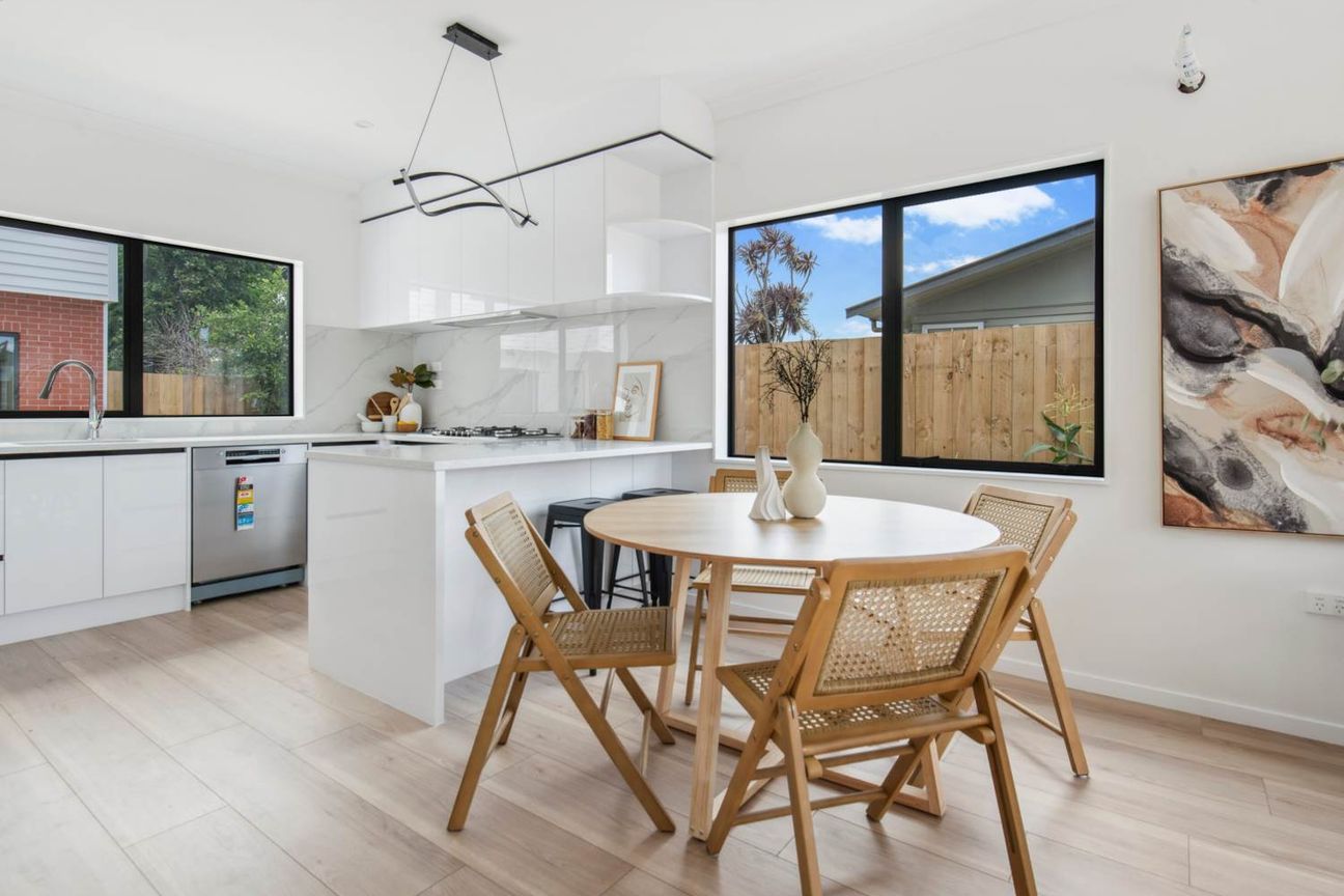 Brand new modern 4 bedroom Home - Aanzicht 6