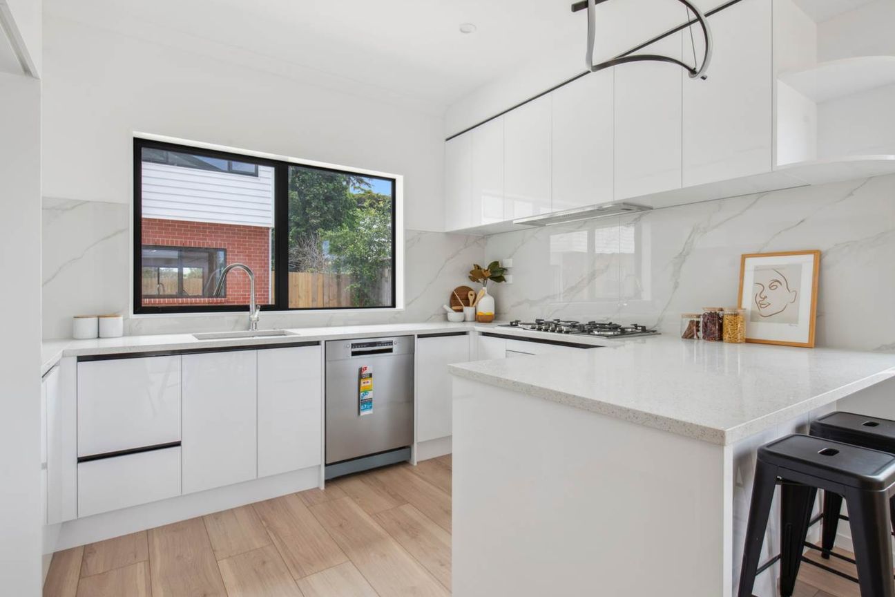 Brand new modern 4 bedroom Home - Meer