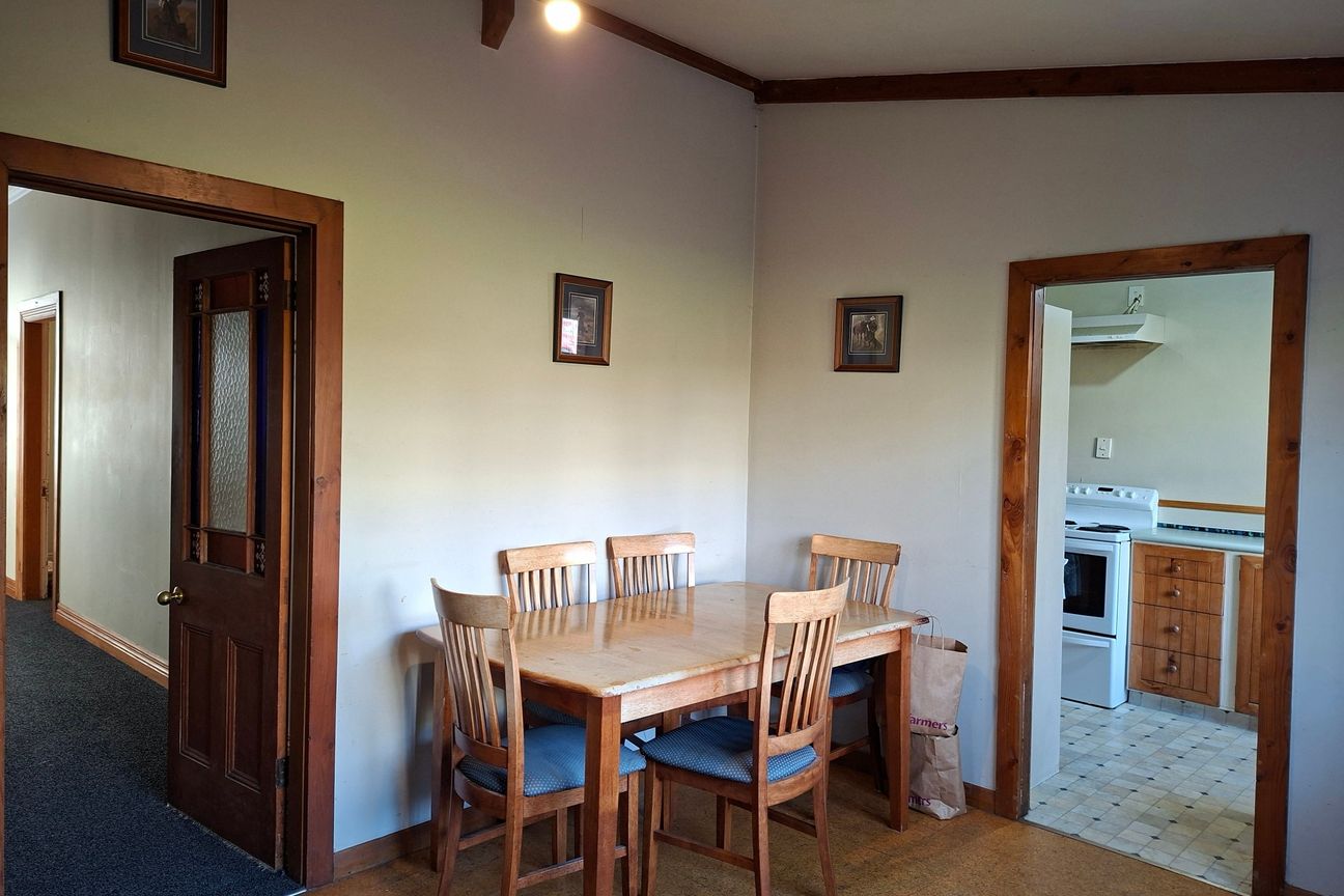 location is king, Morington behind the supermarket – další