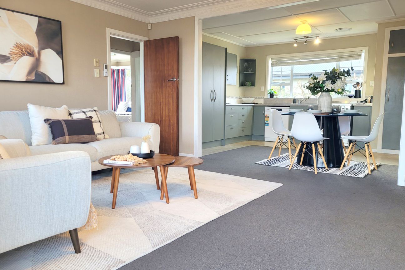Solid, Spacious & Ready For Immediate Possession! - Aanzicht 5