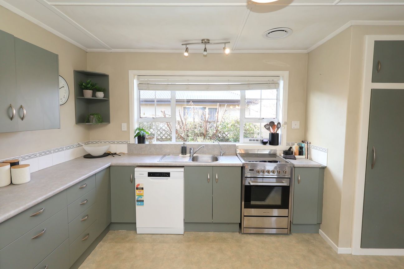 Solid, Spacious & Ready For Immediate Possession! - Meer