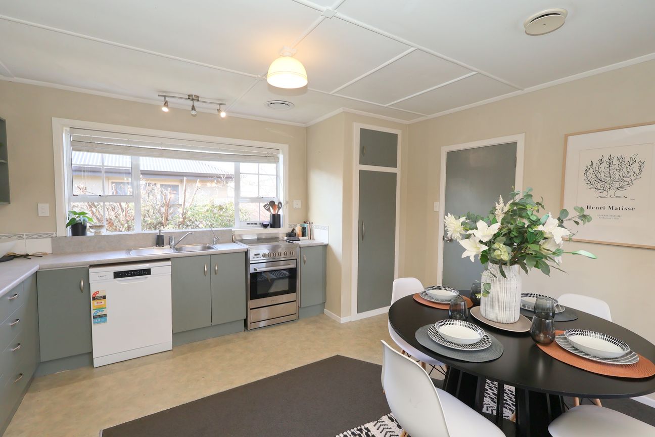 Solid, Spacious & Ready For Immediate Possession! - Aanzicht 6