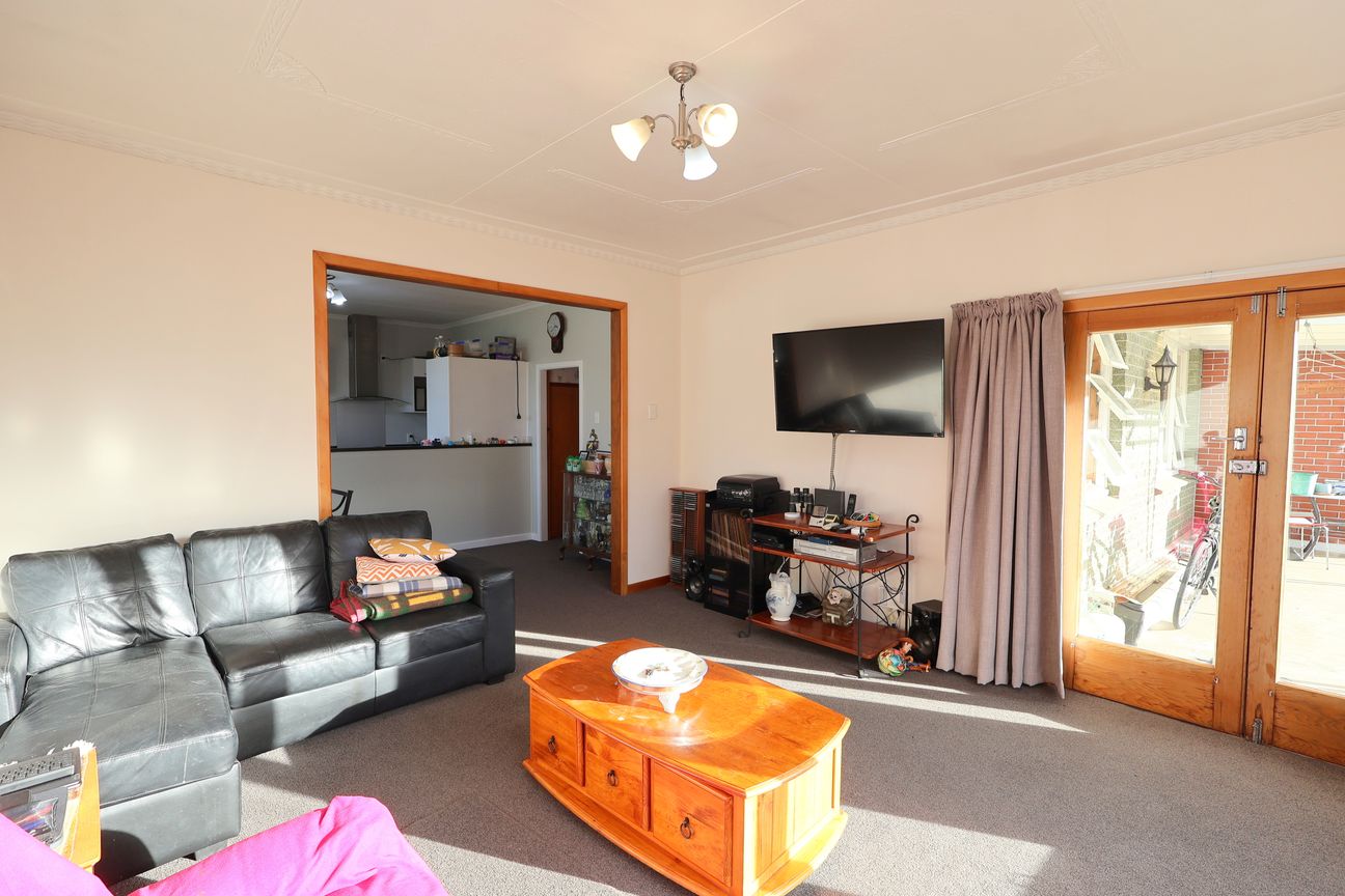 Solid Brick Family Home with Potential - Aanzicht 4