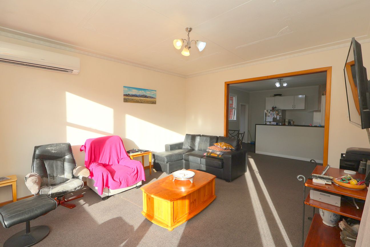 Solid Brick Family Home with Potential - Aanzicht 3