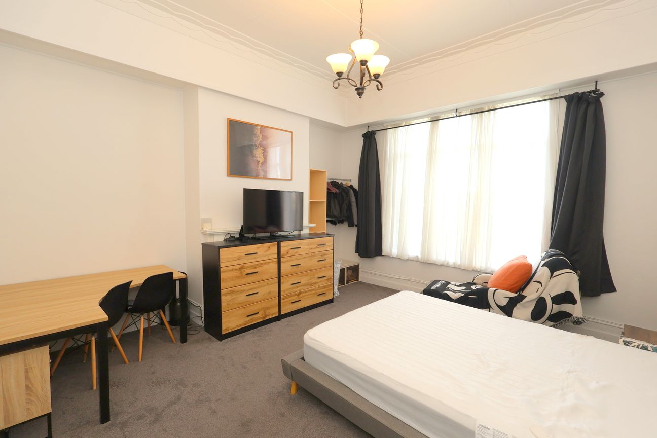 Character Charm Meets Modern Comfort! - Pamja 6
