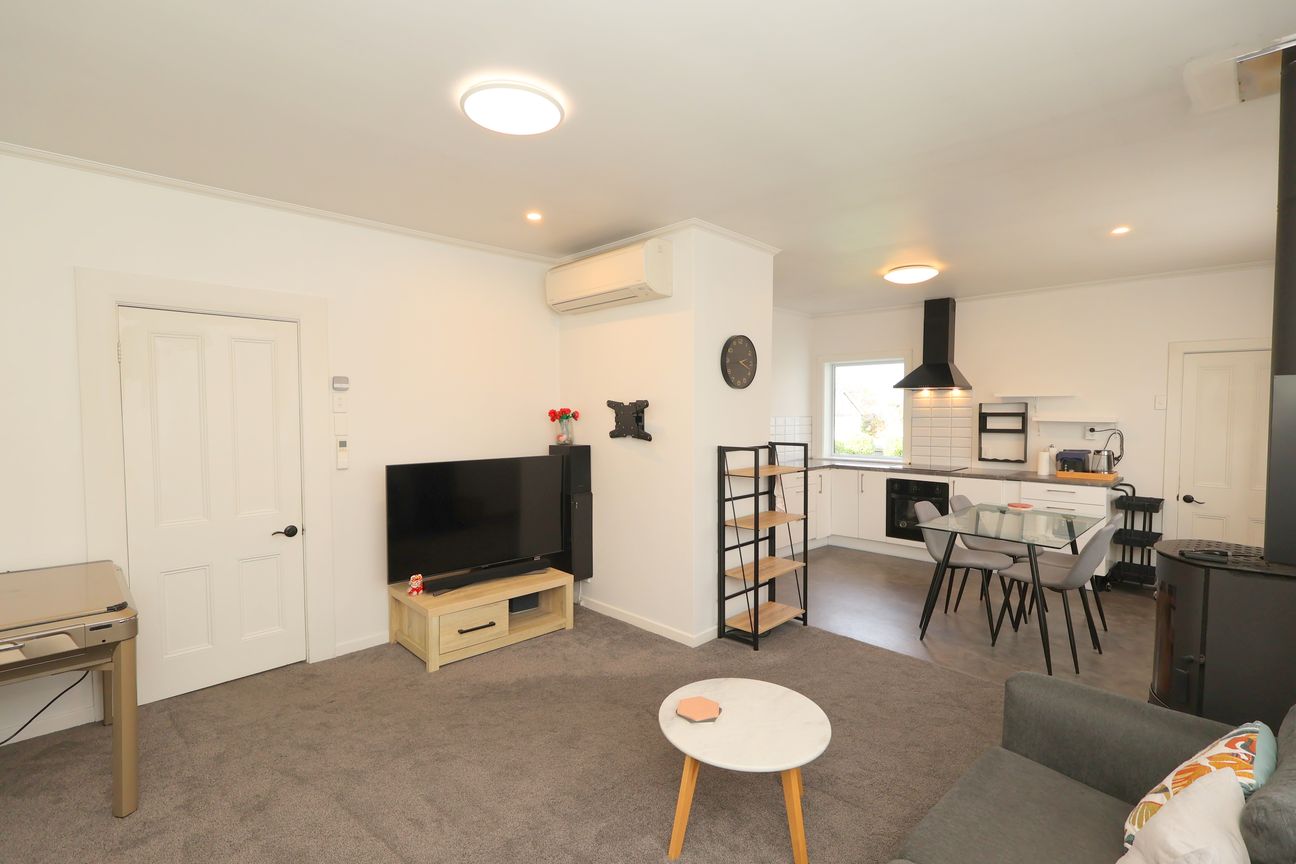 Character Charm Meets Modern Comfort! - Pamja 2