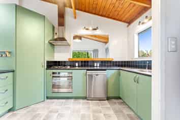 16 Dobell Road, Stanmore Bay