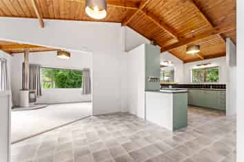 16 Dobell Road, Stanmore Bay
