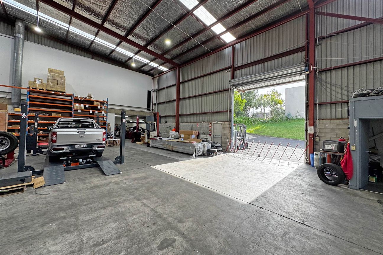 HIGH-STUD WAREHOUSE WITH YARD - Widok 2
