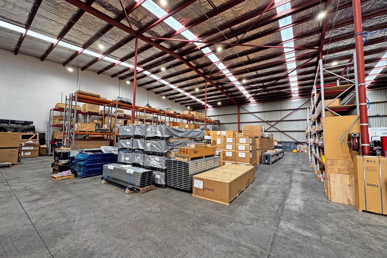 HIGH-STUD WAREHOUSE WITH YARD - Widok 3