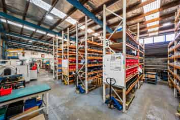 1,700m² Industrial with Gantry Crane