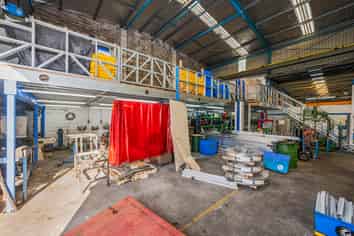 1,700m² Industrial with Gantry Crane