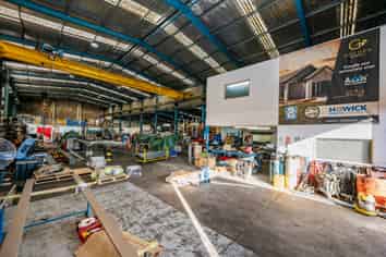 1,700m² Industrial with Gantry Crane