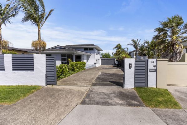 Modern home in Macleans Zone with freehold 842sqm - View 3