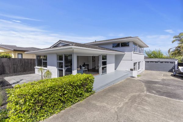 Modern home in Macleans Zone with freehold 842sqm - View 4