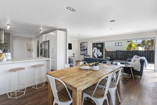 Modern home in Macleans Zone with freehold 842sqm - More