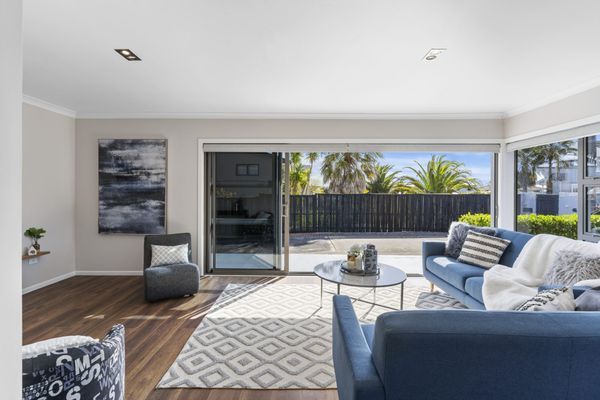 Modern home in Macleans Zone with freehold 842sqm - View 5