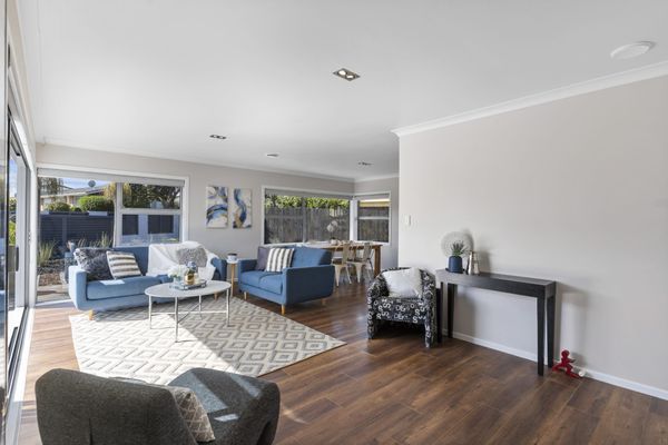 Modern home in Macleans Zone with freehold 842sqm - View 6