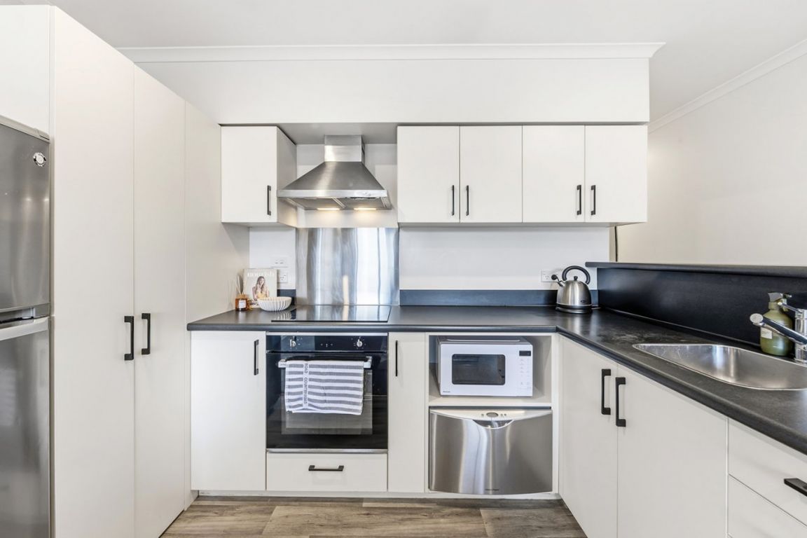 A Rare Three-Bedroom with Secure Parking - Vista 6