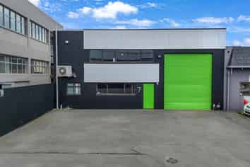 A unique city fringe owner/occupier opportunity