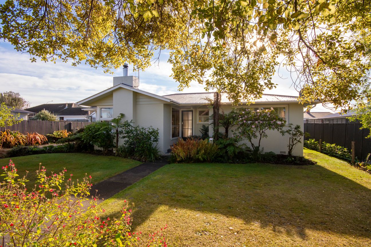 Solid 1960s Charm in a Sought-After Location - Ansicht 2