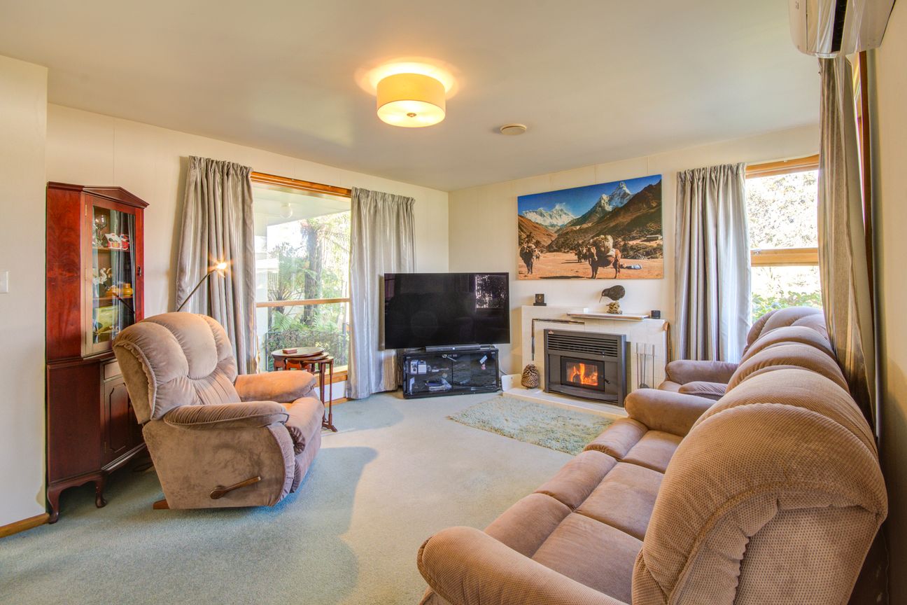 Solid 1960s Charm in a Sought-After Location - Mehr