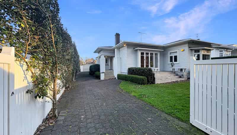 24 Hollywood Avenue, Epsom