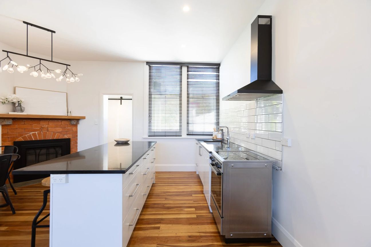 Renovated Character Home - Ansicht 2