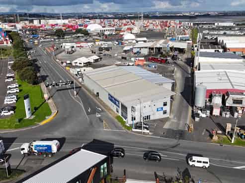 High-Profile Neilson St Warehouse & Yard Combination