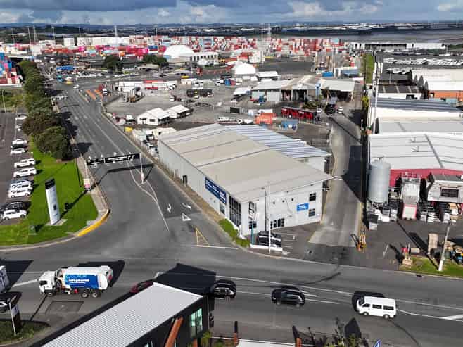 High-Profile Neilson St Warehouse & Yard Combination