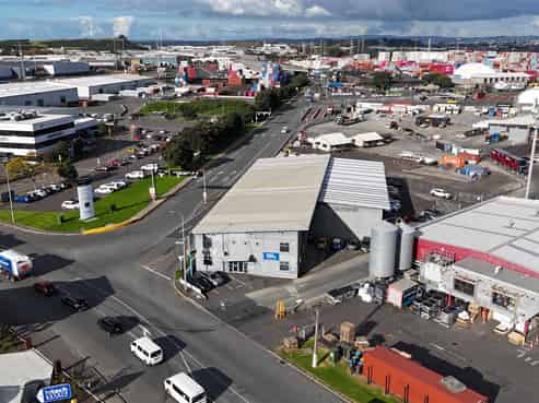 High-Profile Neilson St Warehouse & Yard Combination