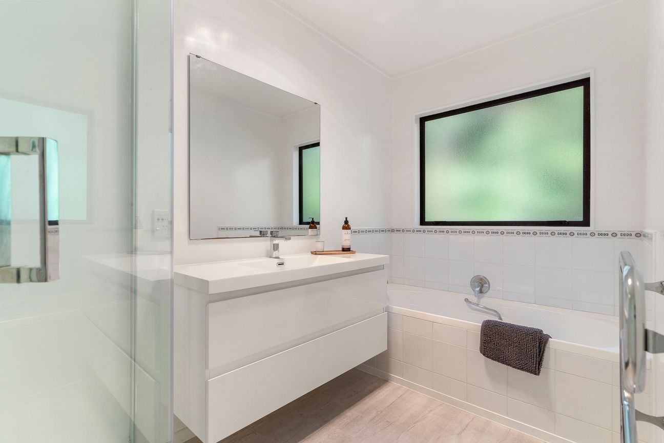 Contemporary Home in a Tranquil Setting – další