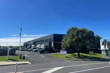 High Profile Office/Warehouse on Paul Matthews Road!