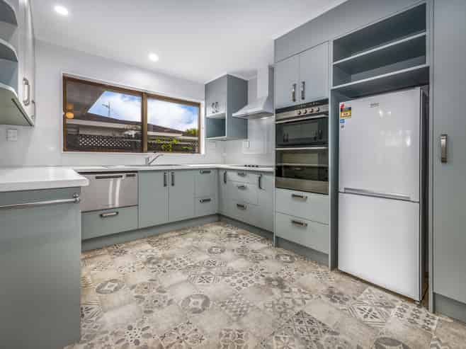 6 Rewarewa Crescent, Waikanae