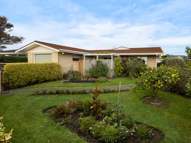 6 Rewarewa Crescent, Waikanae
