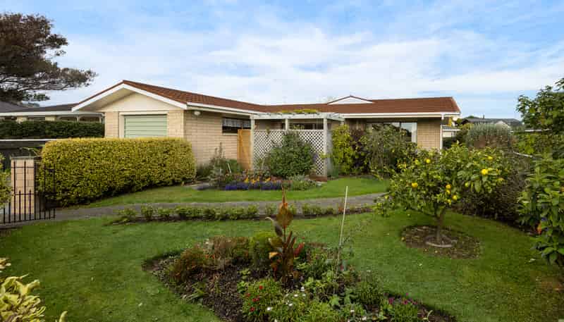 6 Rewarewa Crescent, Waikanae