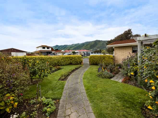 6 Rewarewa Crescent, Waikanae