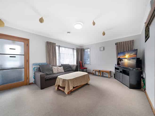 24 White Swan Road, Mount Roskill