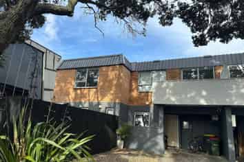 8/5 Glen Road, Browns Bay