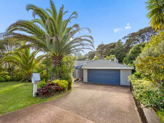 25 Woodfern Crescent, Titirangi