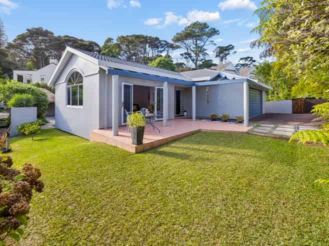 25 Woodfern Crescent, Titirangi