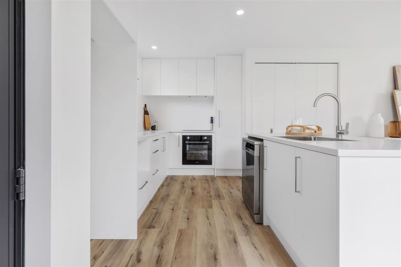 Stylish, Easy, FREEHOLD! - Vista 5