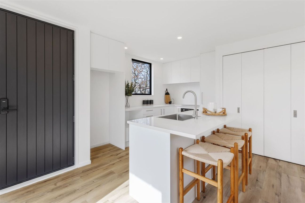 Stylish, Easy, FREEHOLD! - Vista 3