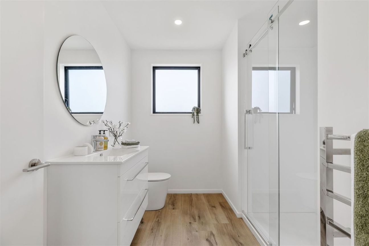 Stylish, Easy, FREEHOLD! - Vista 6