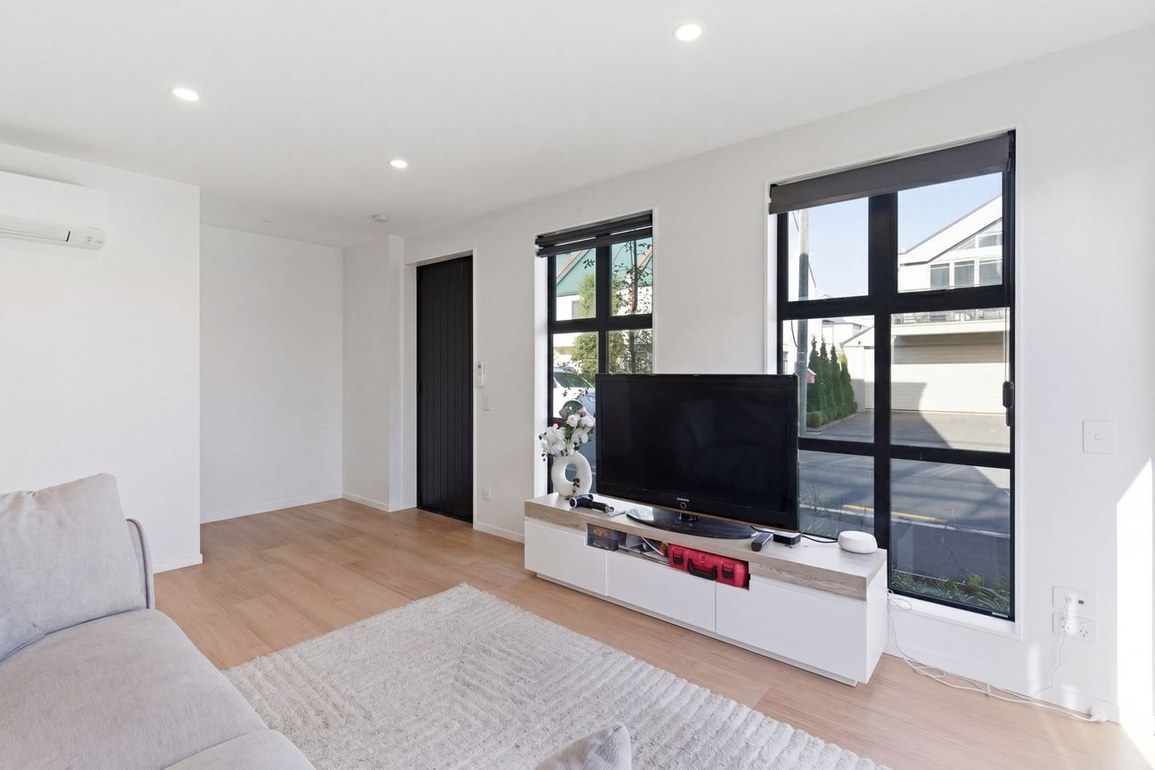 $52,000 Below RV - Exceptional Buying - Fler