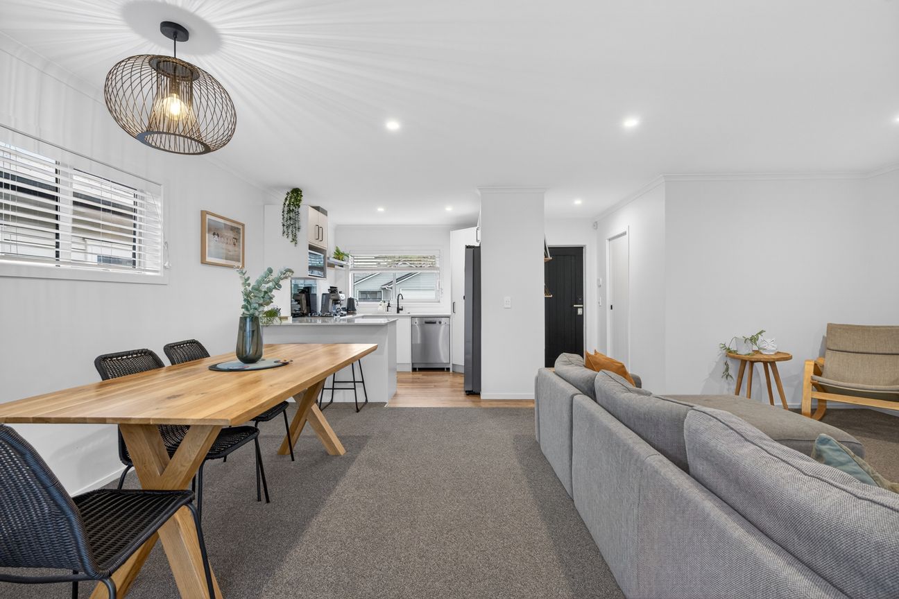 Modern Family Living in the Heart of Kelson - Fler