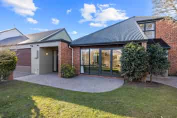 2 Royal Elm Lane, Bryndwr
