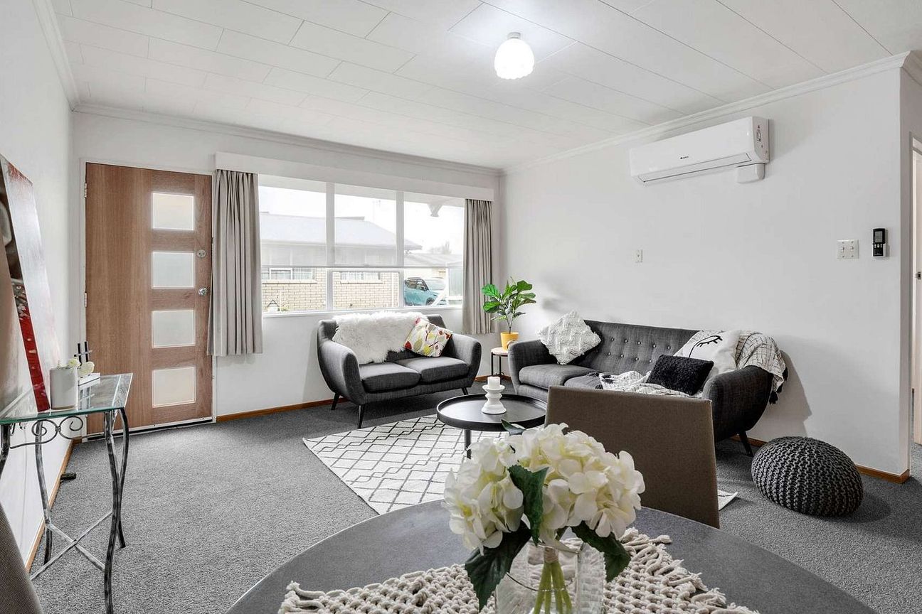 Hot Location! Close to hospital and shops - Vista 5